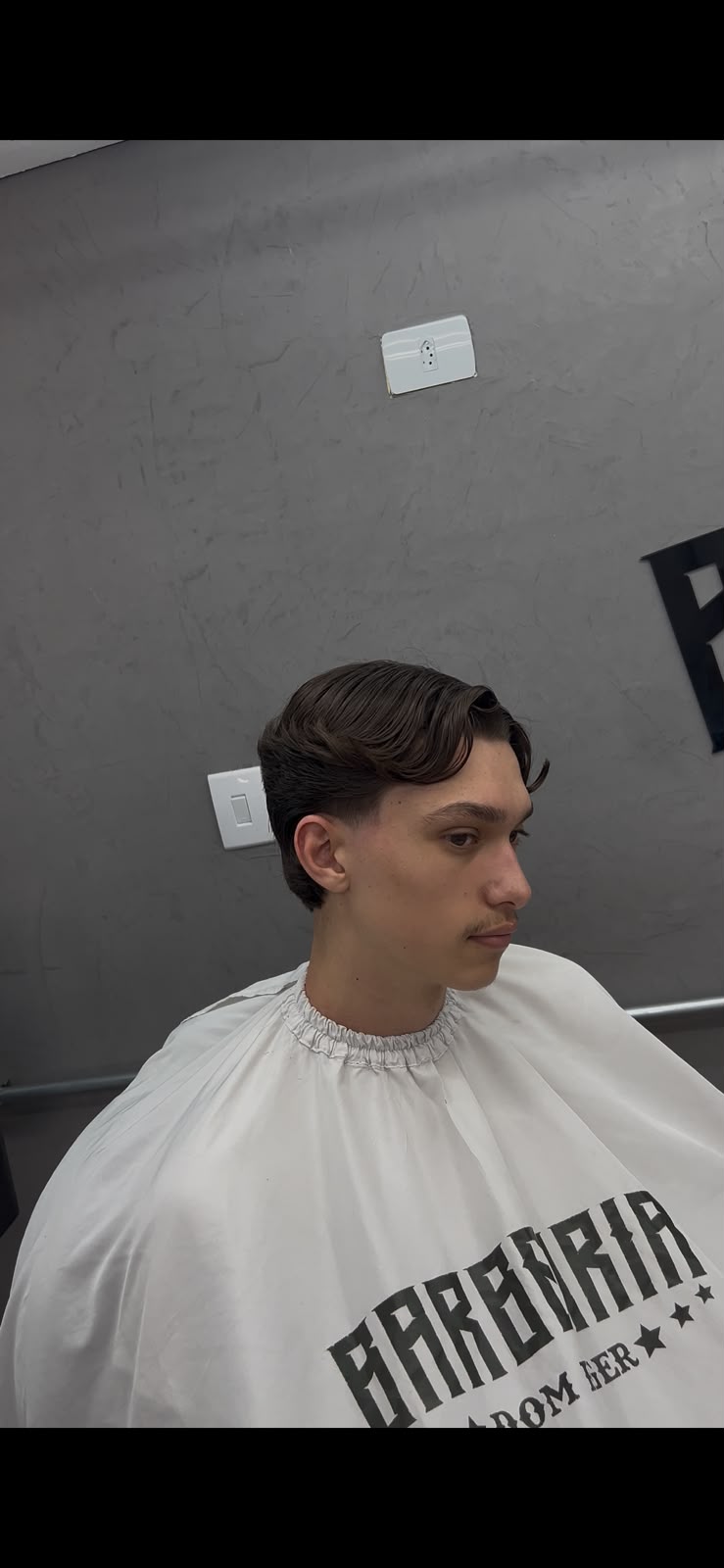 Corte masculino na tesoura realizado por Felipe Entriportes