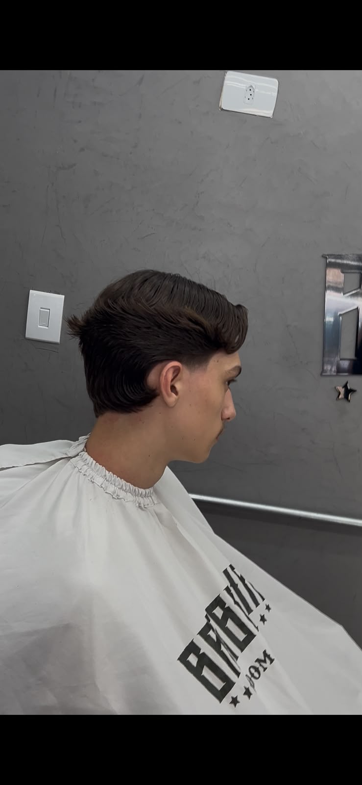 Acabamento frontal de corte masculino feito na tesoura